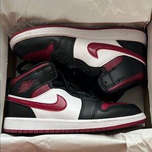 Jordan 1 Mid - Black / Noble Red / White